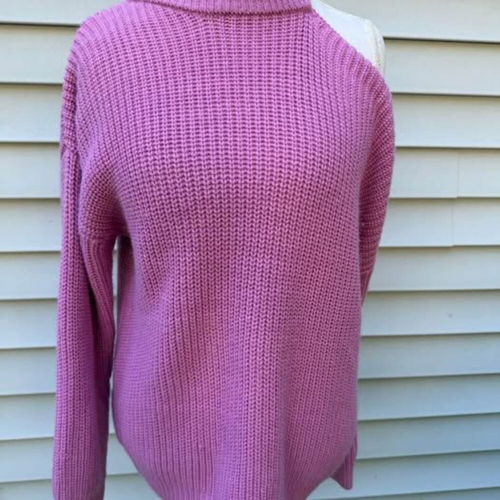 Forever 21 Edgy Cut-Out Shoulder Chunky Sweater – Pink/Mauve – Size M